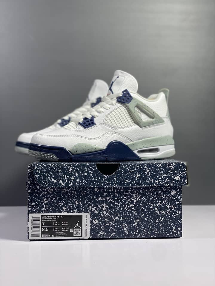 Air Jordan 4 Retro Midnight Navy Iconic Style Footwear