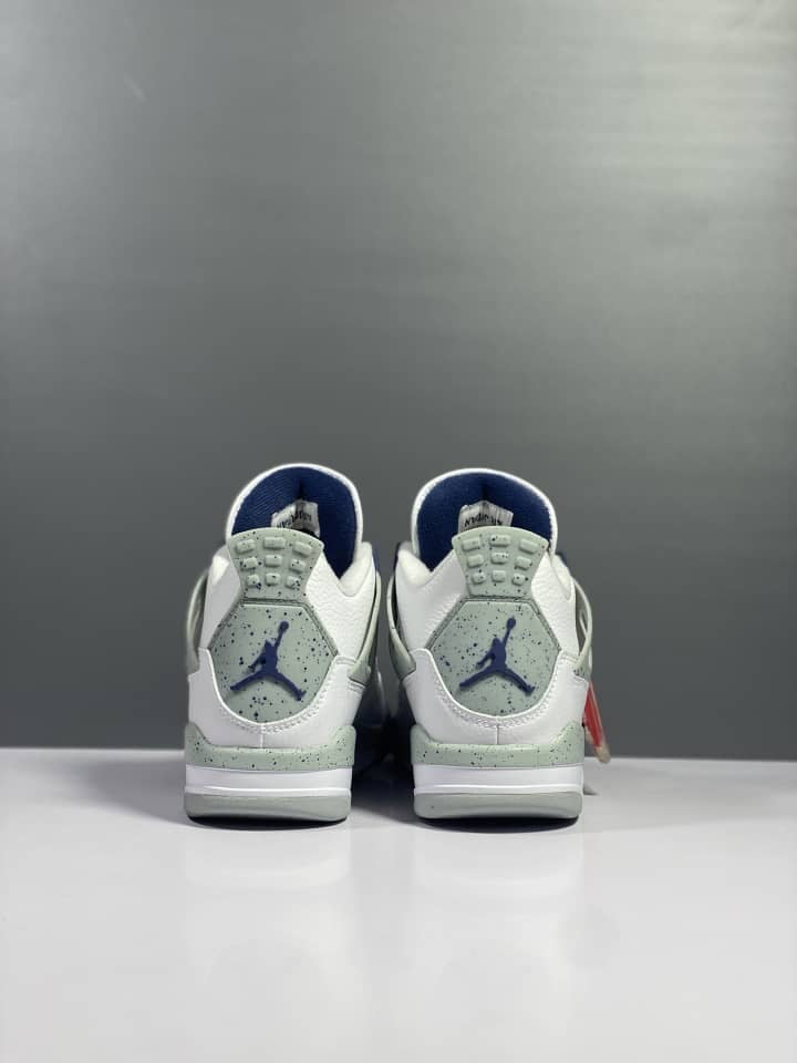 Air Jordan 4 Retro Midnight Navy Iconic Style Footwear