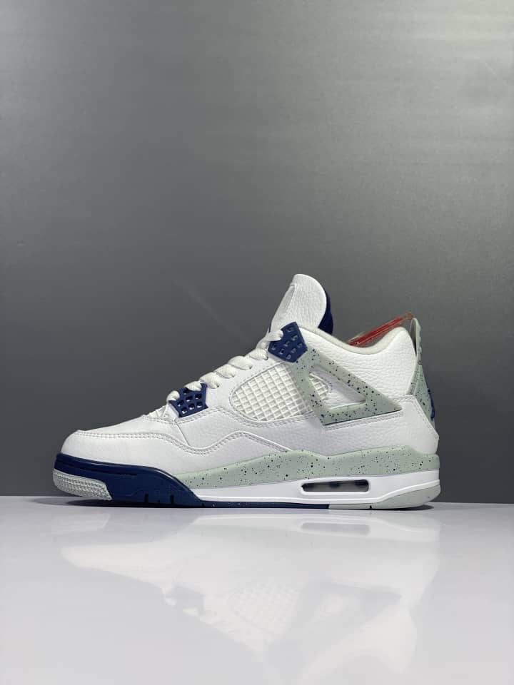 Air Jordan 4 Retro Midnight Navy Iconic Style Footwear